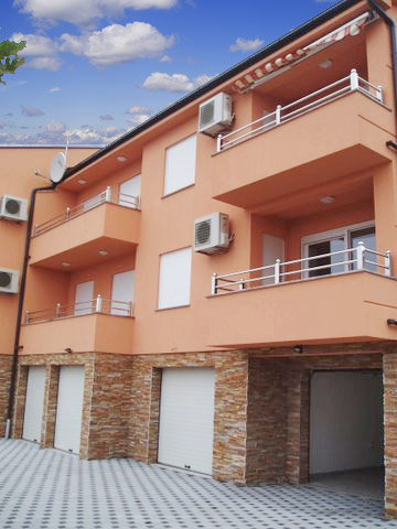Luksuzno opremljeni apartmanei s bogatom opremom, kvalitetne izgradnje, na atraktivnoj lokaciji.